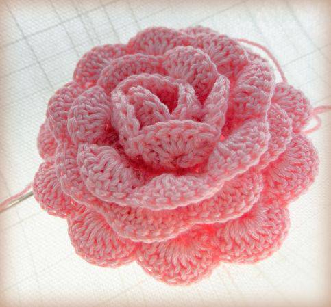 crochet flowers detail stitches pink-min