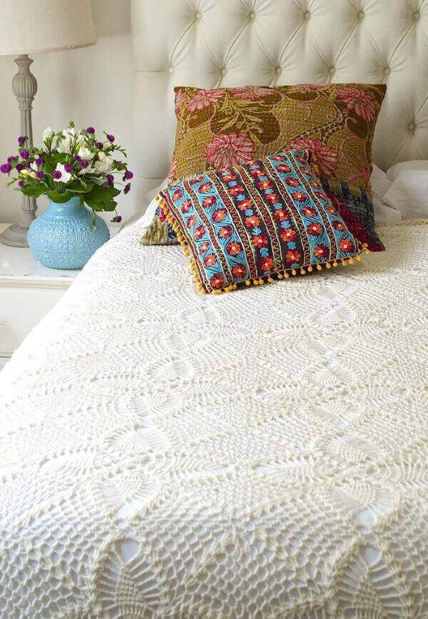 Neutral double quilt made of crochet