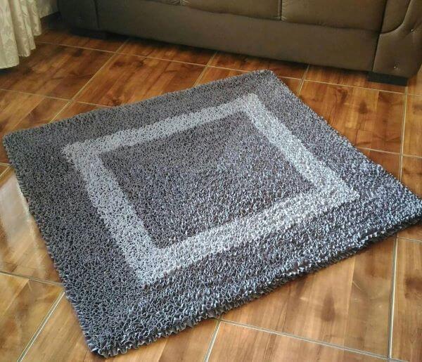 Frufru square rug
