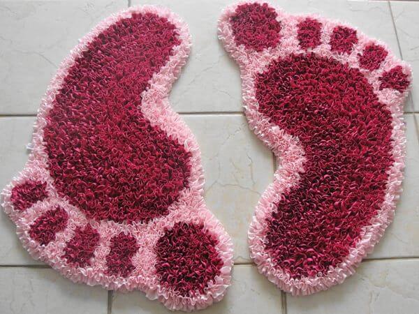 Frufru rug in the shape of feet for the bathroom