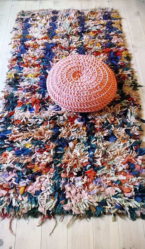 Frufru rug with matching crochet puff