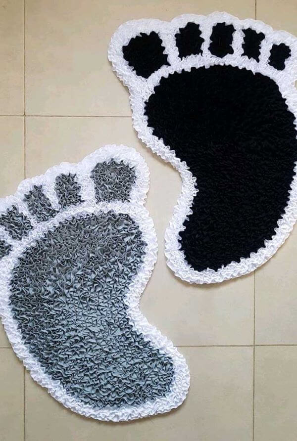 Frufru rug in foot shape