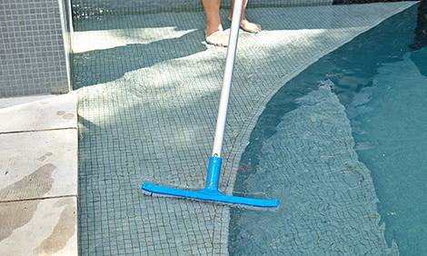 how to clean pool cleaning brush
