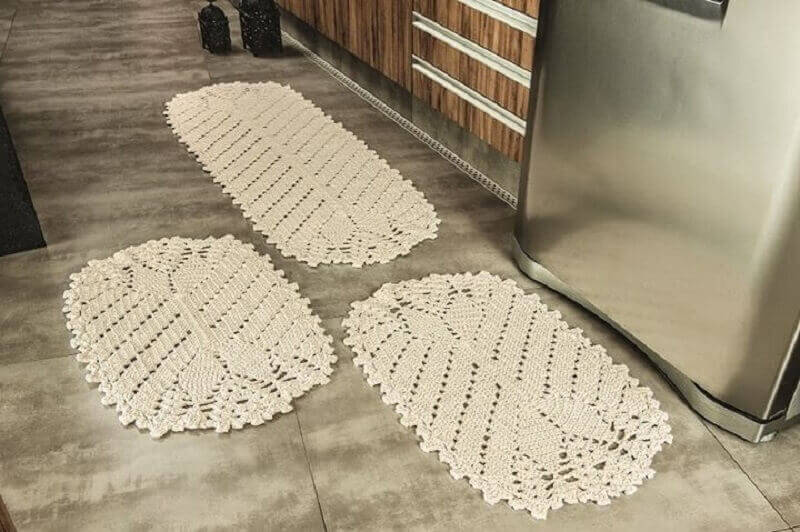 Very discreet crochet rug set for kitchen