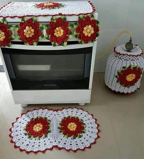Set of pieces with crochet rug for kitchen with big flowers Photo by Viviane Arte em Crochet