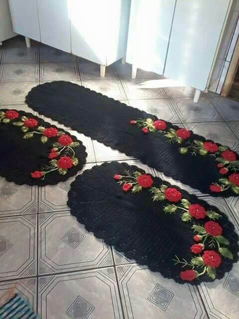 Crochet kitchen rug black with red flowers Photo by Pinterest