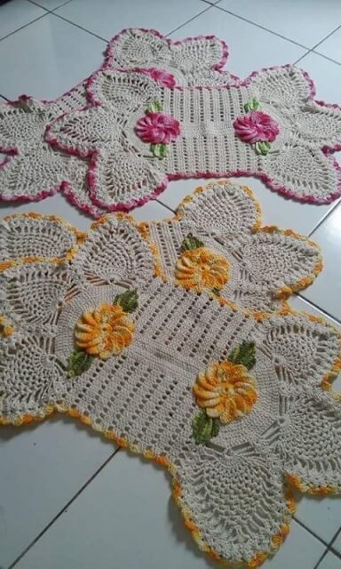 Crochet rug set for yellow and pink kitchen with flowers Photo by Cida de Oliveira