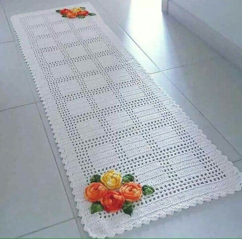 Crochet white kitchen rug with flowers Photo by Pinterest
