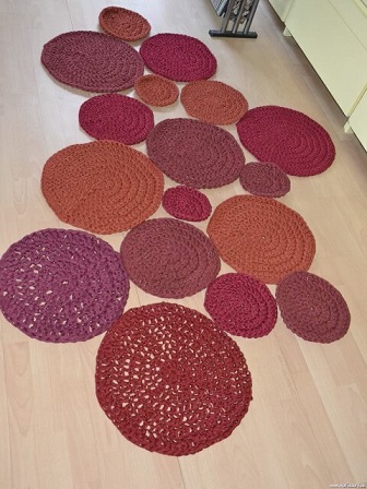 Crochet kitchen rug formed by circles