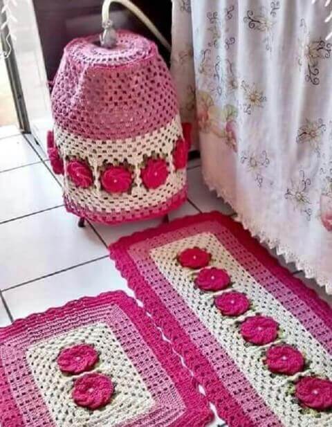 Pink kitchen set with crochet rug for kitchen Photo by Explore Crew