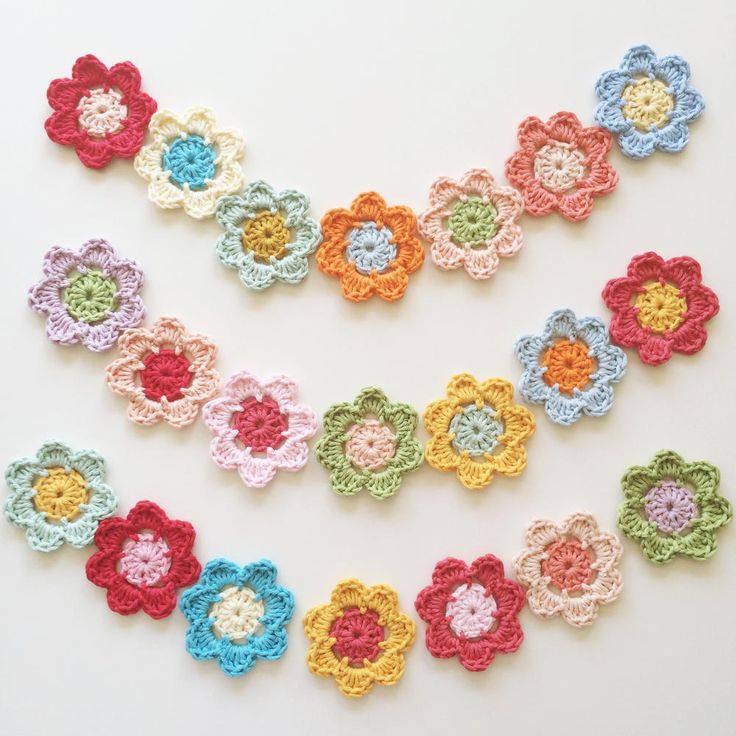 colorful crochet flowers template with two colors-min