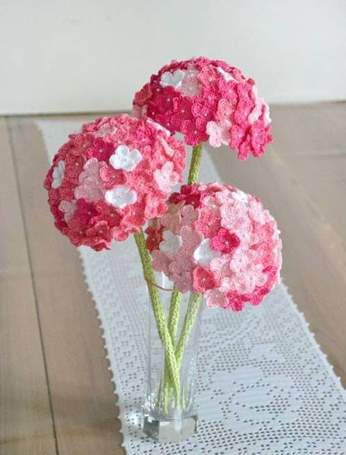 small crochet flowers in vase-min