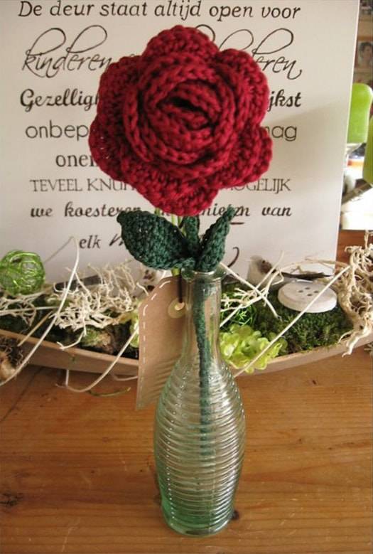 single pink crochet flowers in vase-min