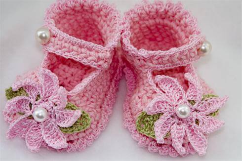 Crochet flower in baby booties