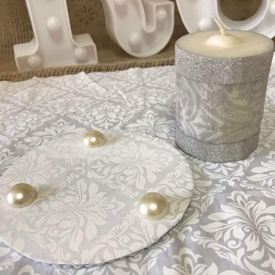 CD crafts as a base for placing candles