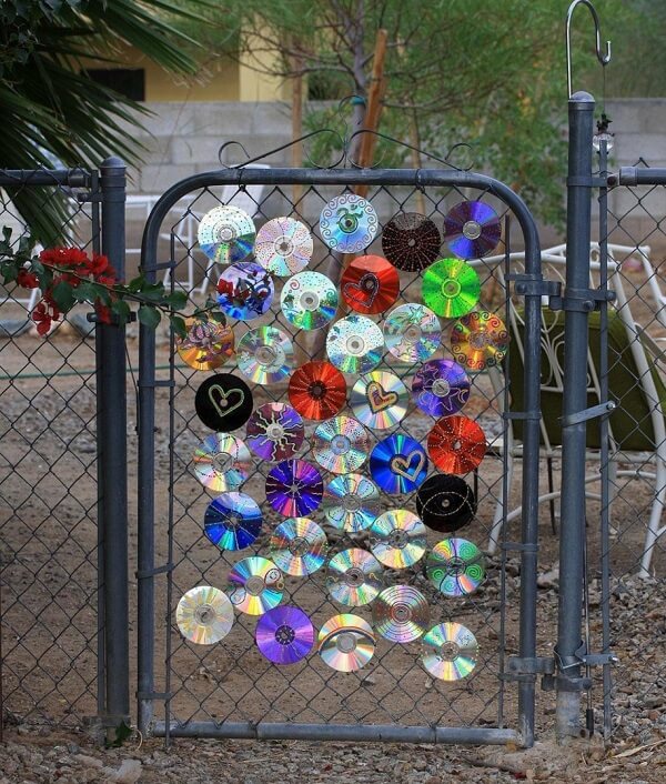 Decorate the backyard gate with pieces of CD