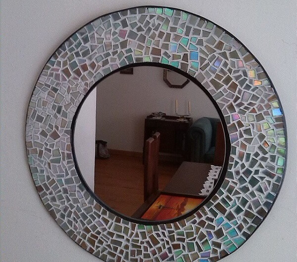 Make a beautiful mirror frame from CD crafts