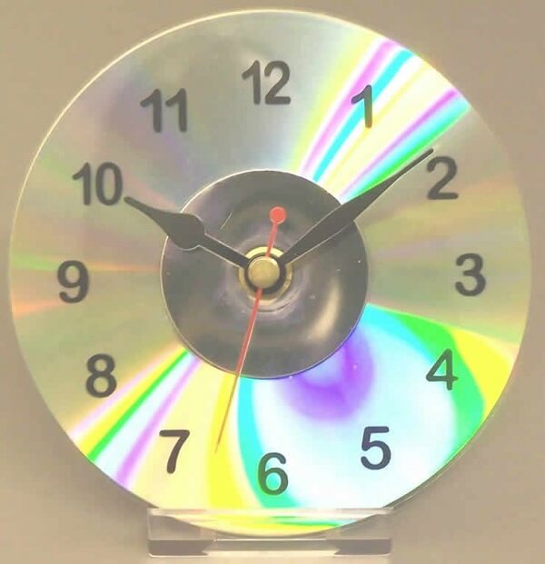 CD crafts allow you to create beautiful table clocks
