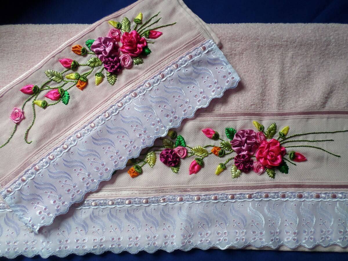 Set of towels embroidered with satin ribbon arrangements