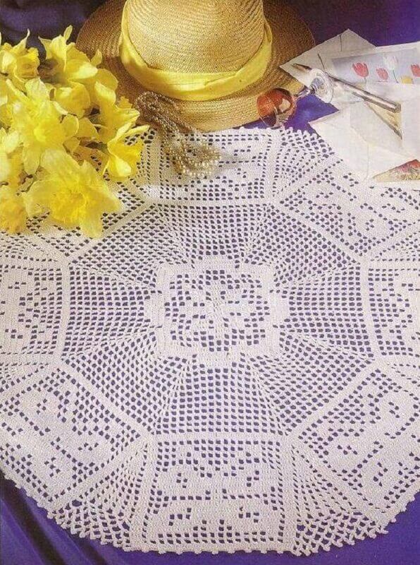 point for round crochet tablecloth