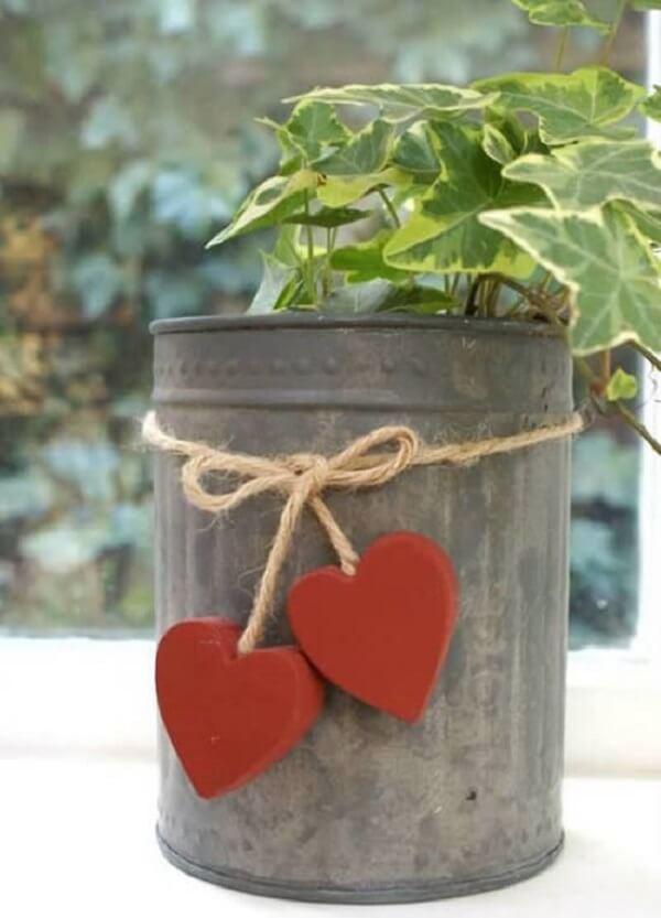 Aluminum cans can be used as a plant pot