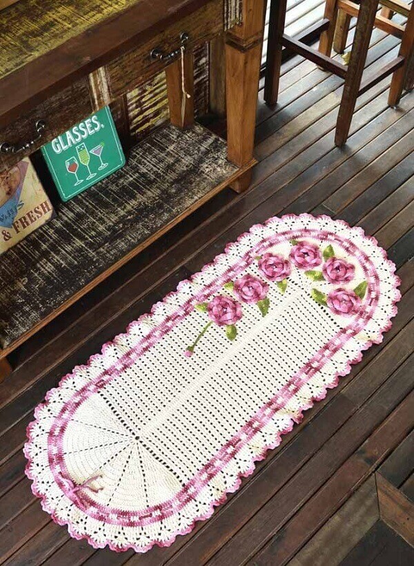The oval crochet rug with flowers brings delicacy to the environment