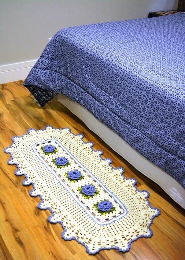 Oval crochet rug matching the pattern of the bed linen