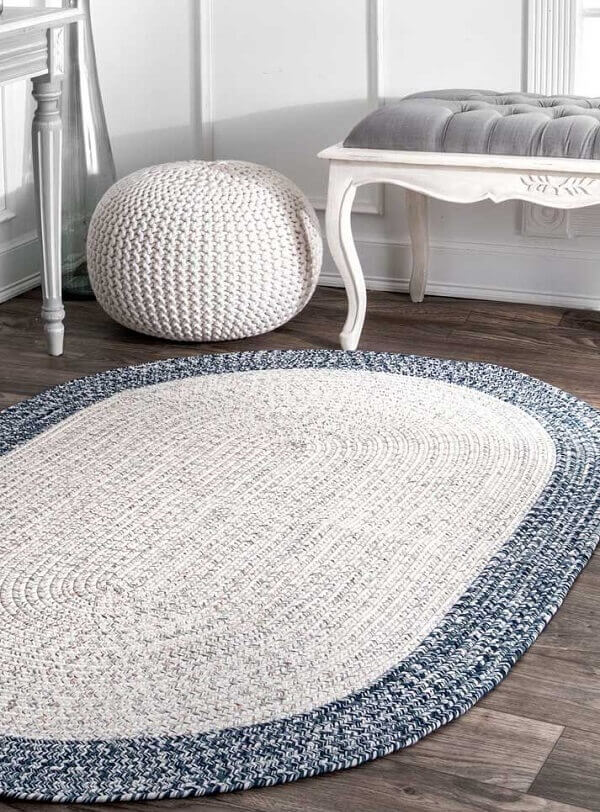 Crochet carpet in neutral tones harmonizes easily with other elements of the environment