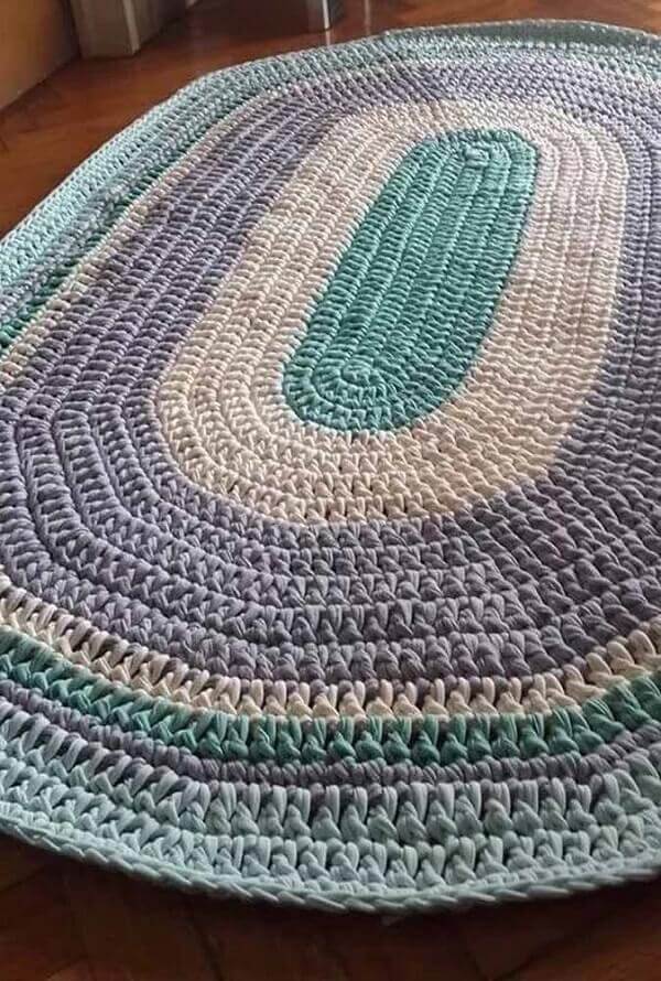 The crochet rug complements the decor of the room