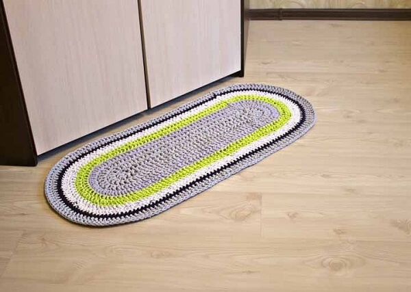 Crochet rug with blended lines
