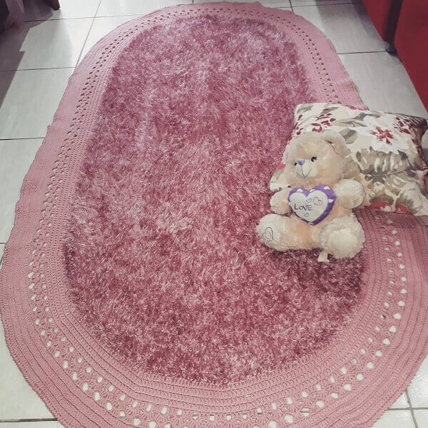 The shaggy oval crochet rug decorates the room