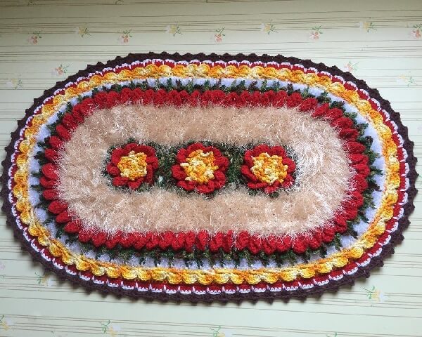 Oval crochet rug with shaggy thread