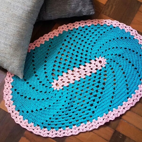 Oval crochet rug with baby pink border
