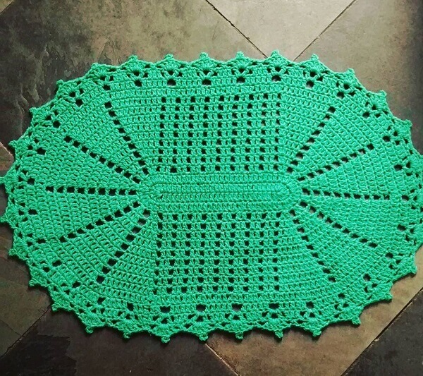 Oval crochet rug in green tone