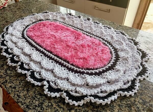 Crochet rug with pink terry thread