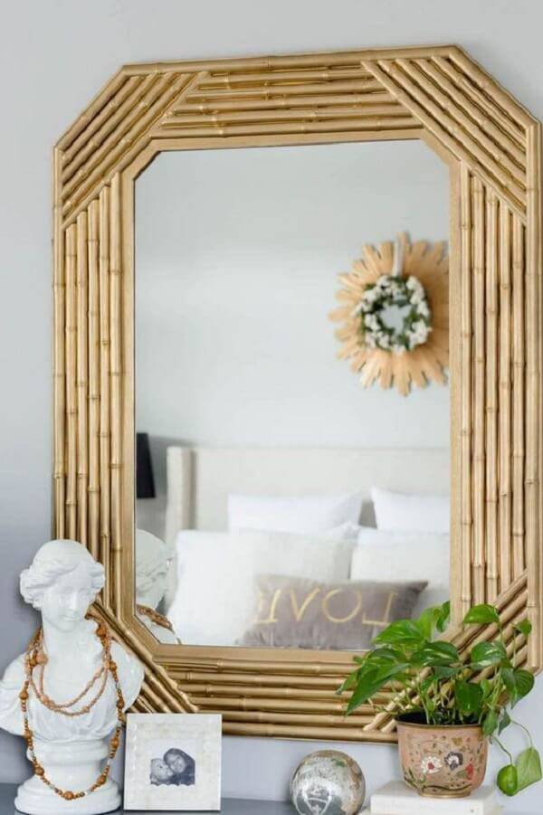 The mirror frame received a special finish through handicraft made with bamboo