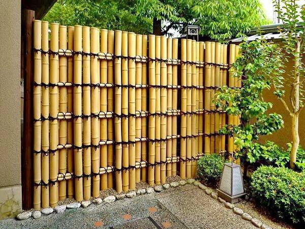 Handicraft with thick bamboo forms a wall that gives privacy to the environment