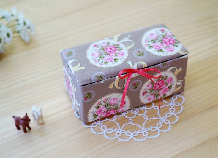 Jewelery box made with handicrafts and decorated with a reused milk box