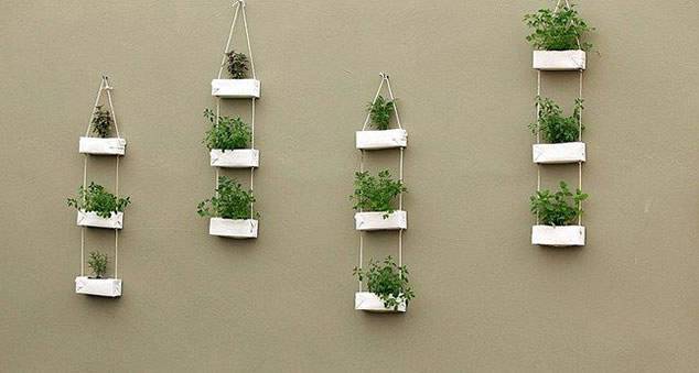 Milk carton crafts can form a beautiful vertical garden