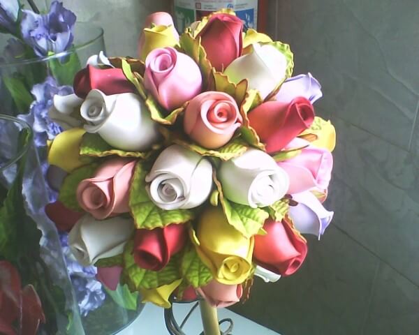Arrangement with EVA roses in different colors