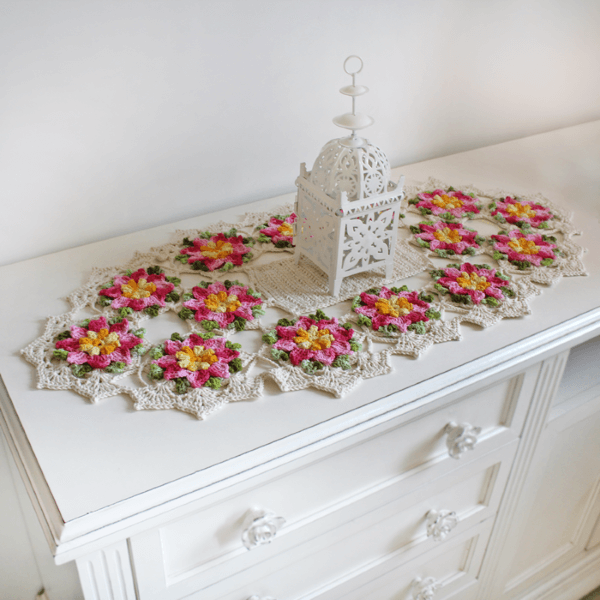 Crochet centerpiece with flowers