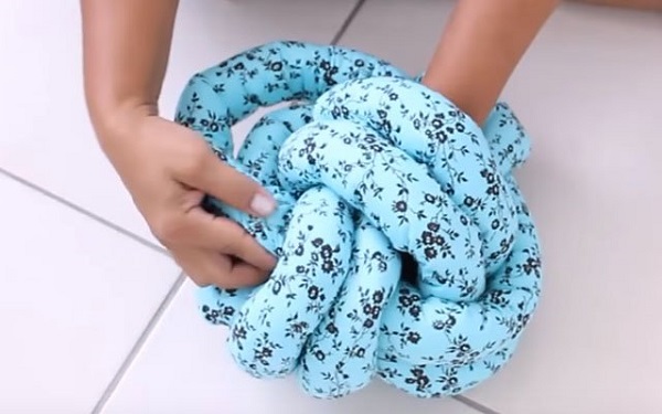 How to make knot pillow step by step