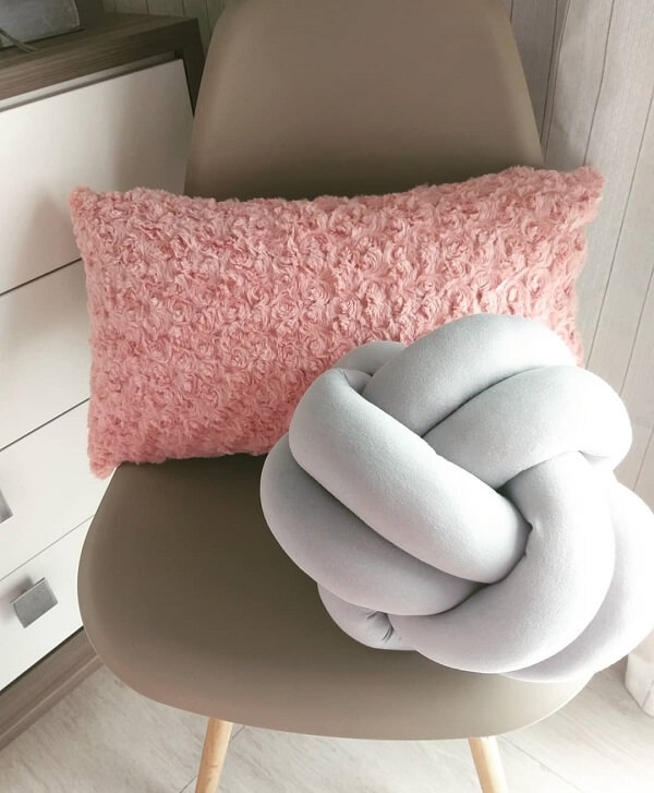 The light gray knot cushion combines easily with the pink cushion