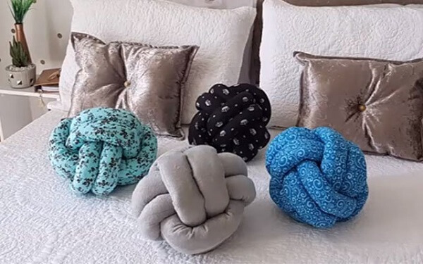 Different knot pillow models decorate the double bedroom