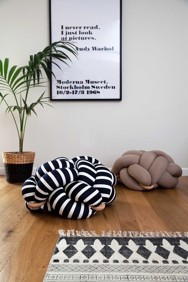Different knot cushion models decorate the space