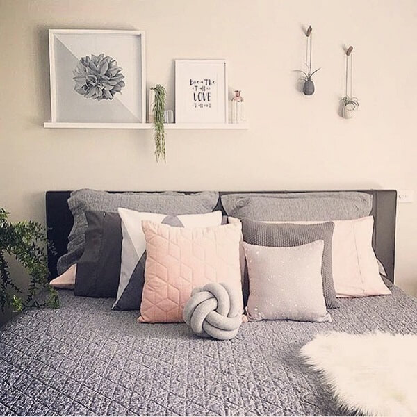 The gray knot pillow complements the decor of the double bedroom