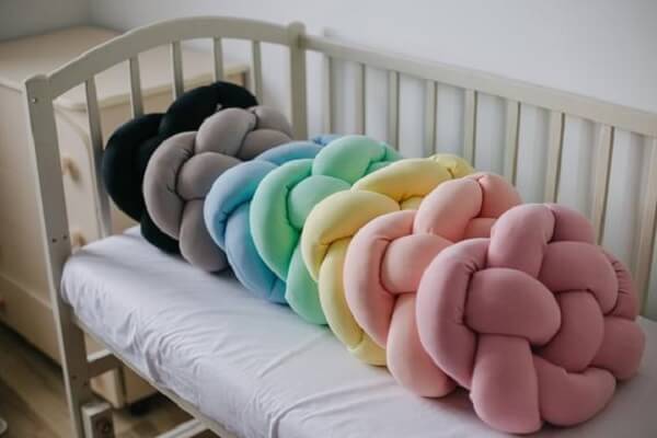 In the market it is possible to find different shades of knot pillow
