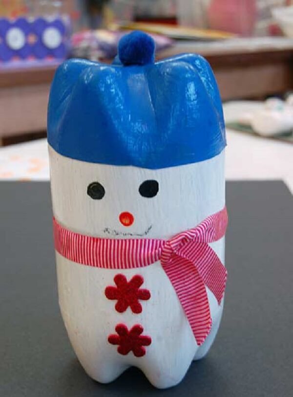 Create beautiful Christmas ornaments like this snowman made from PET bottle