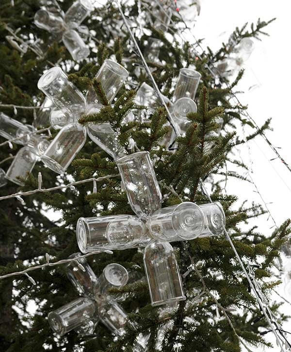 Use PET bottles to compose the decoration of Christmas trees
