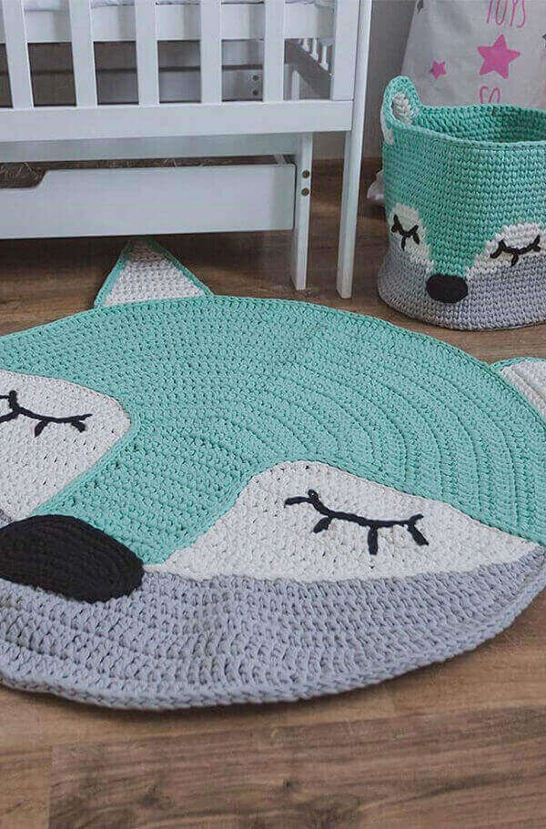 Round crochet rug and baby basket
